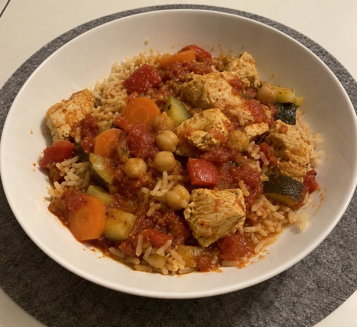 Tajine met kip, tomaat en een beetje kikkererwten