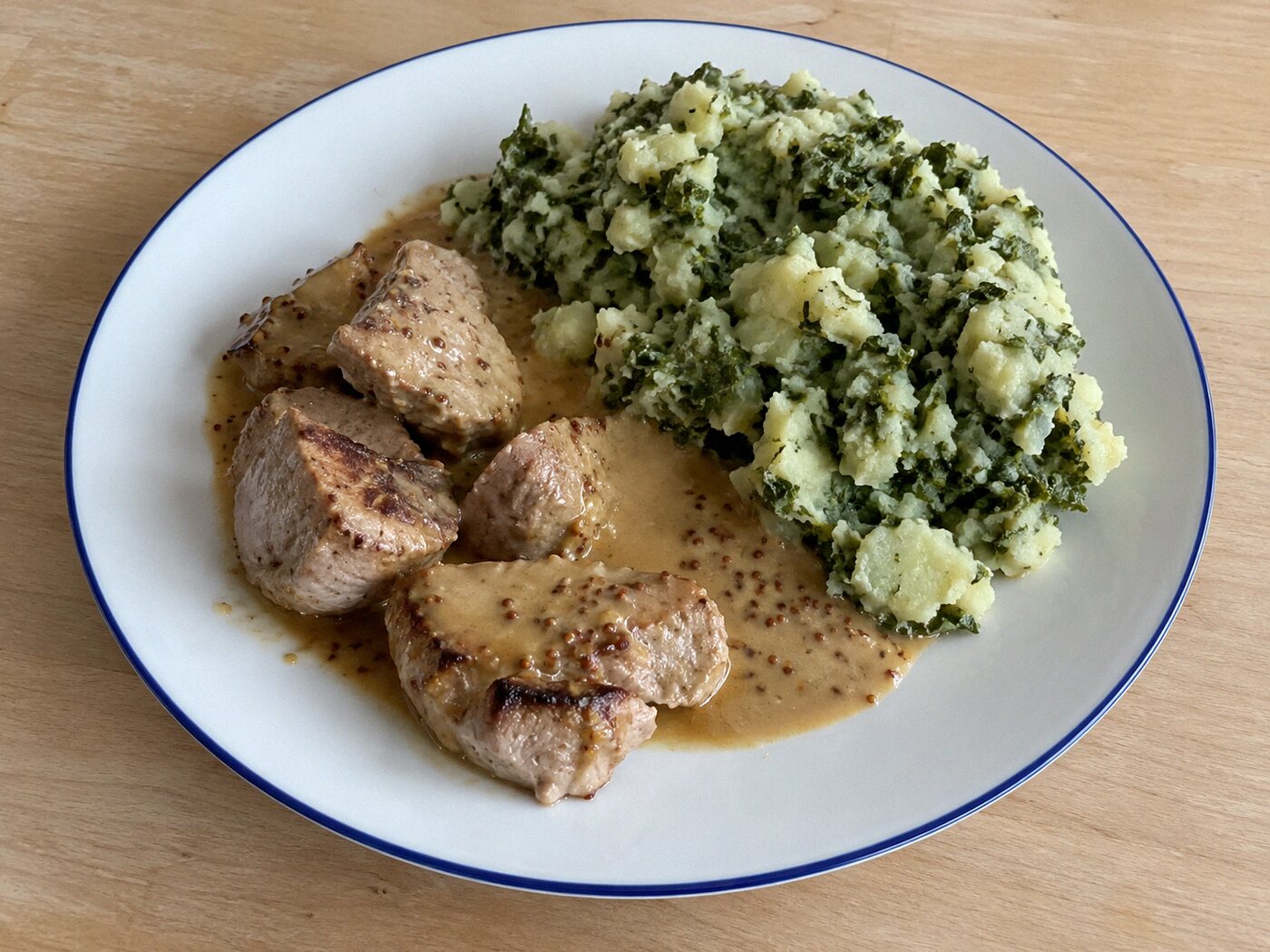 Boerenkoolstamppot met varkenshaasje en mosterdsaus