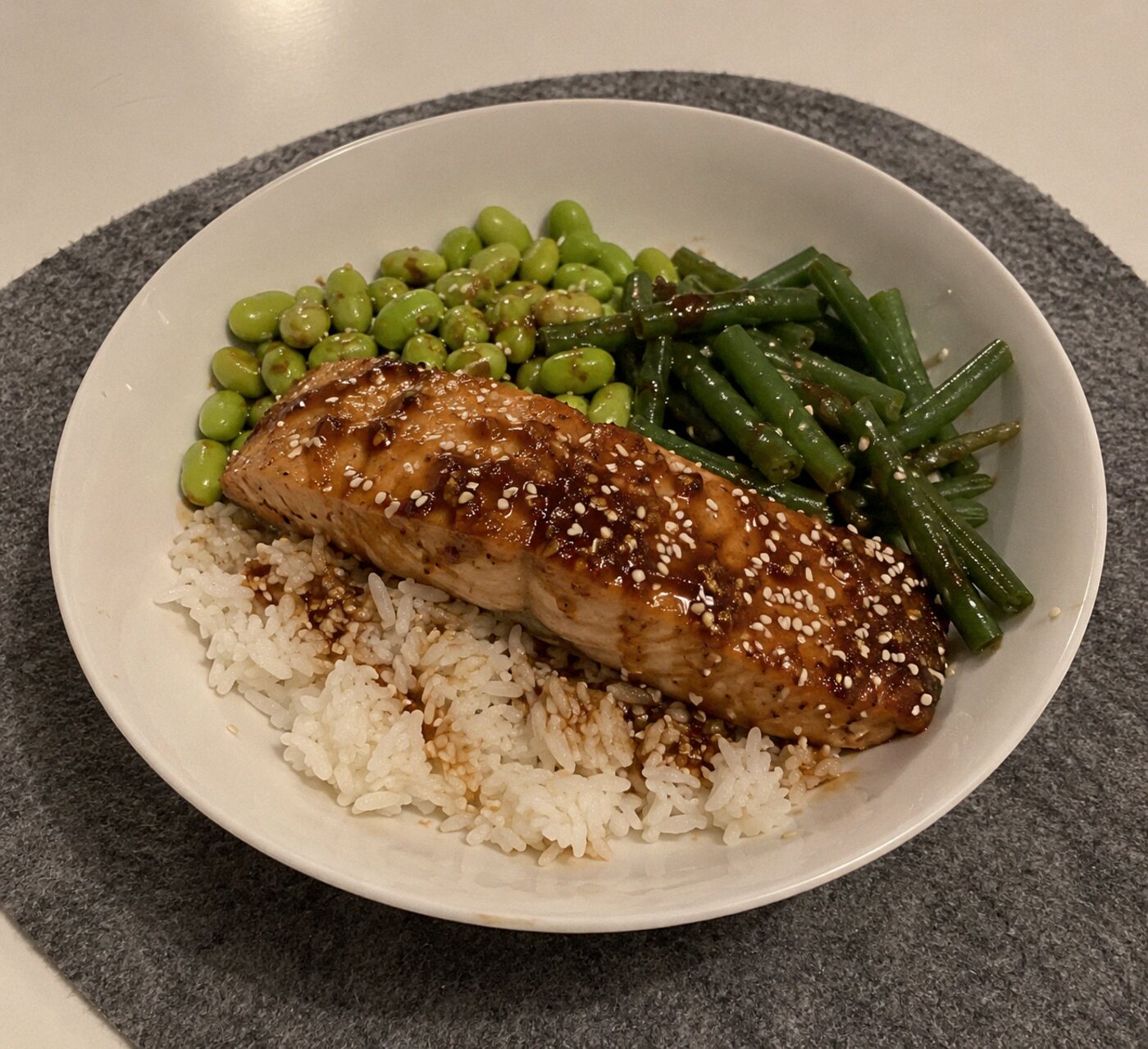 Zalm met gember en sesam, rijst en edamame